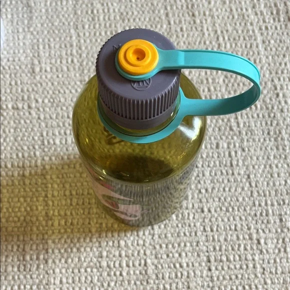 Glossier 16oz Water Bottle.  Olive Green Bottle with Floral Accents NWT - Picture 4 of 5